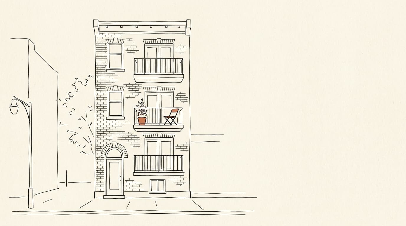 Lijntekening: gevel van een klein bakstenen gebouw met drie balkons boven elkaar, een plant in een pot en een vouwstoel op een ervan