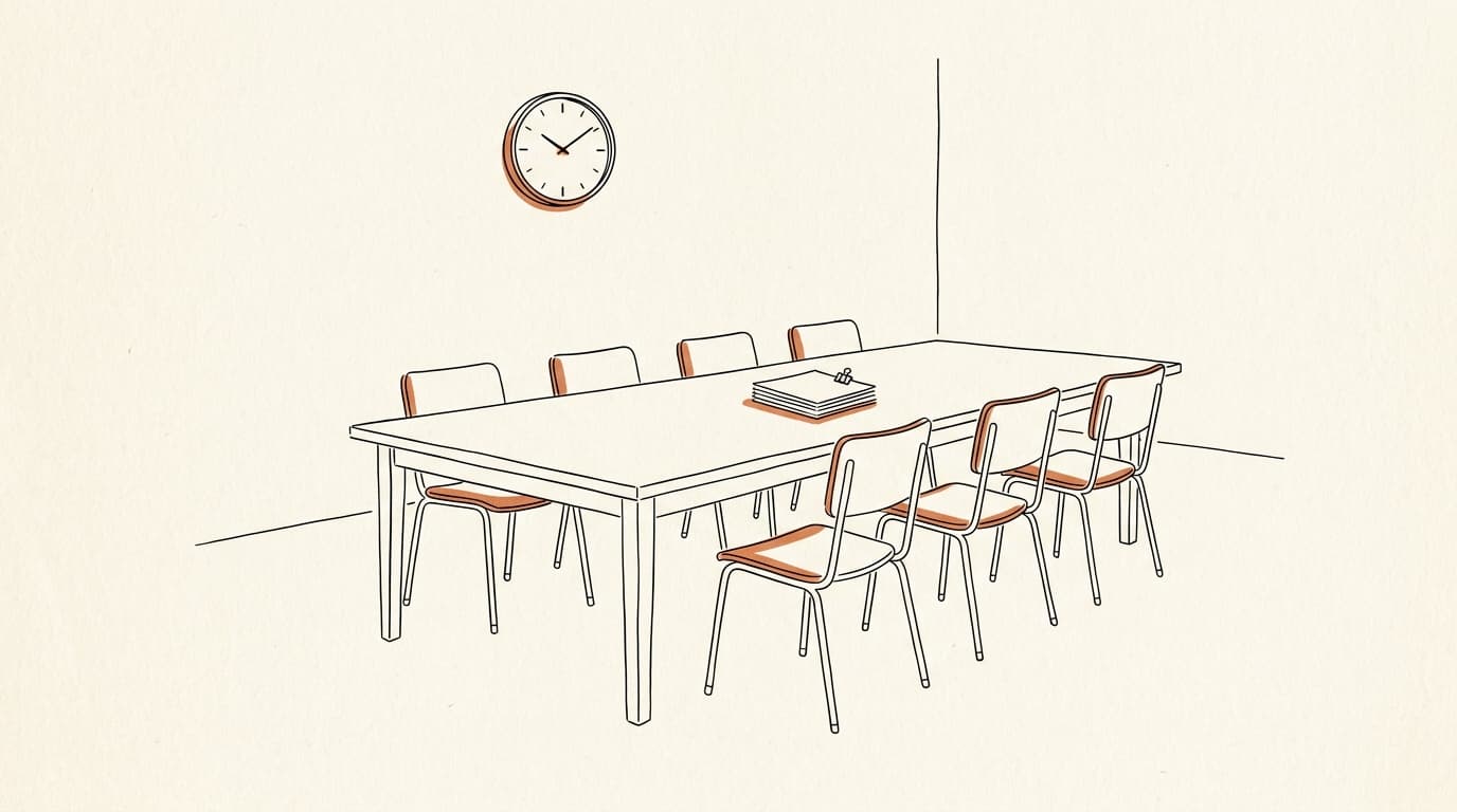 Lijntekening: vergaderzaal met een tafel, lege stoelen, een stapel documenten en een klok